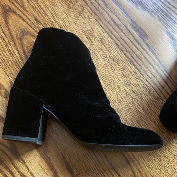 STUART WEITZMAN BACARIV ANKLE BOOTS (8) - Picture 9 of 17